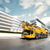 Liebherr Kran in voller Fahrt | Titelbild der Kundenreferenz "Optimierte Vertriebs- & Serviceprozesse" bei Liebherr