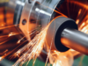 Funken fliegen aus drehender Maschine. Titelbild der Kundenreferenz ERP-Upgrade zu Microsoft Dynamics NAV 2018 bei Berner + Straller