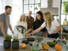 Thermomix, drumherum stehen Menschen Titelbild der Kundenreferenz IT-Projektmanagement für zentrale IT-Services bei Vorwerk