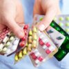 Effizienter Vertrieb dank CRM für ein Pharmaunternehmen | CRM-Symbolbild: Hände halten Blister mit Dragees