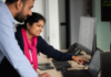 Titelbild E-Book: IT-Qualitätssicherung | 2 IT-Qualitätserxperten blicken auf Monitot