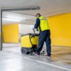 Service-App für Servicedienstleister: Symbolbild - Mitarbeiter reinigt Gebäude