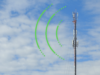 Symbolbild Mobilfunkplanung: Funkmast auf Sendung von bewölktem blauen Himmel