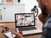 Foto, Symbolbild: Servicekatalog-Management | Mann vor Laptop in einem Online-Meeting mit einem diversen Team