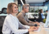CRM im Kundenservice: Mitarbeiterin und Mitarbeiter mit Headset im Service bei der Arbeit