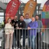 ORBIT-Mitarbeitende freuen sich mit Vertreter*innen von Varonis über den Award als Growth Partner