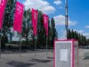 Netzmodernisierung mit ORBIT: Referenzbild: Fahnen mit dem Telekom-Logo; im Hintergrund ein 5G-Mast